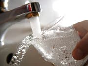 Eine Trinkmenge von mehr als drei Litern pro Tag mit entsprechend vermehrter Urinausscheidung gilt als zu viel. Ob es sich dabei aber um ein medizinisches Problem oder um eine harmlose Gewohnheit handelt, kann nun ein neuer Bluttest zuverlässig feststellen. (Bild: KEYSTONE/AP dapd/STEFFI LOOS)