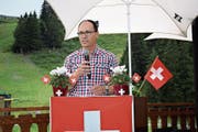 Die Frage, mit was man das «Geburtstagskind» Schweiz beschenken könnte, beantwortete Regierungsrat Marc Mächler unter anderem mit einem Beitrag zur positiven Entwicklung des Landes.Bild: Martin Broder