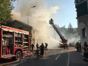 Das Gebäude der Maschinenfabrik Empac in Bäch SZ ist am Donnerstag in Brand geraten. (Bild: Kapo SZ)