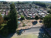 Auch für das Strandbad Amriswil in Uttwil gilt momentan wie fast überall am Bodensee: Viele Besucher, wenig Wasser. (Bild: Manuel Nagel)