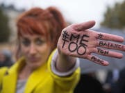 In Frankreich sind bei Belästigungen auf der Strasse künftig Sofortbussen bis zu 90 Euro möglich. (Bild: KEYSTONE/EPA/CHRISTOPHE PETIT TESSON)