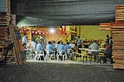 In Krummenau feierte man den 1. August am Schärmen, und zwar in einer Firmenhalle. (Bild: Michael Hug)
