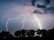 Am Mittwoch zogen teils heftige Gewitter über die Ostschweiz. (Bild: KEYSTONE/EPA DPA/PATRICK PLEUL)