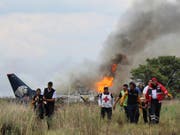 Das Flugzeug der Gesellschaft Aeromexico verunfallte beim Start vom Flughafen Durango und brannte auf einem Feld aus. (Bild: KEYSTONE/AP Red Cross Durango)