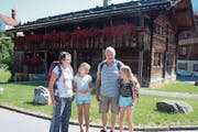 Monika und Franz Peterhans mit ihren Grosskindern Celina (rechts) und Katja vor dem Geburtshaus von Bruder Klaus in Flüeli-Ranft. (Bild: Marion Wannemacher (Flüeli-Ranft, 30. Juli 2018))