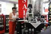 Elisabeth Steiner mit Ausverkauf-Angeboten in ihrem Haushaltwarengeschäft. (Bilder: Christine Luley)