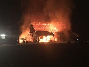In der Nacht auf Donnerstag in Flammen aufgegangen: Der Bauernhof in Fétigny brannte vollständig nieder. (Bild: Kapo Freiburg)