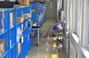 Das Lagergeschoss bei der Firma Variosystems stand vierzig Zentimeter unter Wasser. (Bild: Max Eichenberger)