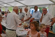 Nationalrat Gerhard Pfister (zweiter von rechts) und Roland Hardegger, Gemeindepräsident (rechts), im Bundesfeierzelt. (Bild: Carola Nadler)