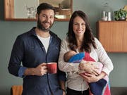 Familienbild: die neuseeländische Premierministerin Jacinda Ardern mit Tochter Neve und Partner Clarke Gayford. Ardern ist erst die zweite Regierungschefin, die im Amt ein Kind bekommen hat. (Bild: KEYSTONE/AP Jacinda Ardern/DEREK HENDERSON)