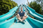 Asriel Teichmann, Verantwortlicher der Summerslide, auf einer der fast fertig aufgebauten Rutschen. (Bild: Reto Martin)
