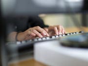 Kaufmännische Angestellte sollen vom wirtschaftlichen Aufschwung profitieren. Der Kaufmännische Verband der Schweiz fordert für 2019 je nach Branche 1 bis 2 Prozent mehr Lohn. (Bild: Keystone/GAETAN BALLY)
