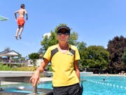 Romana Weiss ist in ihrer fünften Saison als Bademeisterin im Zürcher Freibad Allenmoos tätig. Sie hat ihren Traumberuf gefunden. (Bild: Keystone/WALTER BIERI)