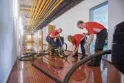 Die Feuerwehr befreit am Donnerstagnachmittag das Untergeschoss des Oberstufenschulhauses Zil vom Wasser. (Bild: Urs Bucher)