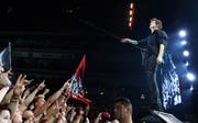 Der Sänger Campino von der Band «Die Toten Hosen» sucht den Kontakt zu seinen Fans (Bild: Ina Fassbender / Keystone (Düsseldorf, 30. Dezember 2017))