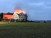 Nach einem Blitzeinschlag fing das Wohnhaus auf dem Chatzensteig in Muolen Feuer. Die Feuerwehr konnte den Brand löschen. (Bild: Kapo St. Gallen)