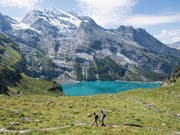 Im Gebiet des Öschinensees ist am Mittwoch eine Wandererin mehrere hundert Meter über eine Felswand abgestürzt. Sie konnte nur noch tot geborgen werden. (Archivbild). (Bild: KEYSTONE/ANTHONY ANEX)