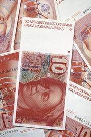 Noch bis zum 30. April 2020 können diese Noten der sechsten Banknotenserie bei der Nationalbank umgetauscht werden. (Bild: Martin Rütschi/KEY)