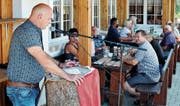 Rolf Huber ruft dazu auf, wieder mehr miteinander zu reden, statt sich missverständliche Kurznachrichten per Handy zu schicken. (Bild: Max Tinner)