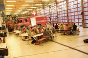 Rund 100 Personen kamen an die Bundesfeier im Wattwiler Feuerwehrdepot. (Bild: Martin Knoepfel)
