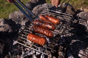 "Bräteln" an öffentlichen Grillstellen ist zurzeit verboten. (Symbolbild: Adrian Staeheli)