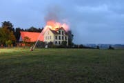 Nach dem Blitzeinschlag stand der Dachstock «unglaublich schnell» in Vollbrand. (Bild: Kapo)