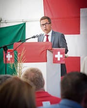 Walter Thurnherr zieht im Festzelt das Publikum in seinen Bann. (Bild: Ralph Ribi (Diepoldsau, 1. August 2018))