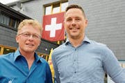 Mathias Müller, auf dem Bild begleitet von Urs Gantenbein, Geschäftsführer Bergbahnen Wildhaus AG, sprach an der Bundesfeier im Wildhauser Oberdorf. (Bild: Hansruedi Rohrer)