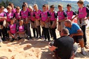 Wenn der Schwingerkönig Matthias Glarner vor Ort ist, heisst es für die Jungschwinger Ohren spitzen und aufpassen. In der Hocke Stefan Fausch. (Bild: Pascal Schönenberger)