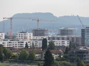 Die hohe Bautätigkeit und die sinkende Zuwanderung bremst die Nachfrage nach zusätzlichem Wohnraum. (Bild: KEYSTONE/GAETAN BALLY)