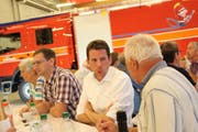 Der Festredner Ivan Louis suchte das Gespräch mit der Bevölkerung. (Bild: Martin Knoepfel)