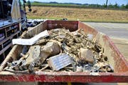 Ein Teil des Lagers konnte gerettet werden, viele Teile müssen aber entsorgt werden. (Bild: Max Eichenberger)