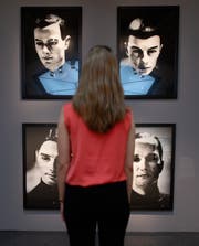Inzwischen arbeiten Kraftwerk an der Musealisierung ihres Werks. Porträts der Bandmitglieder bearbeitet vom Fotografen Anton Corbijn in einem Hamburger Museum. (Bild: Daniel Reinhardt/DPA)