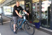 Fredi Knobel vom Bike Shop auf dem eGiro Cresta.