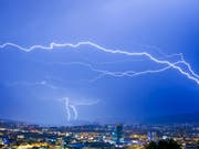 Die Unwetter vom Abend des 1. August über der Schweiz produzierten über 19'000 Blitze (Bild: KEYSTONE/ALESSANDRO DELLA BELLA)