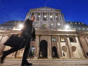 Die britischen Notenbanker am Hauptsitz der Bank of England stimmten einstimmig für den Zinsschritt. (Bild: KEYSTONE/EPA/ANDY RAIN)