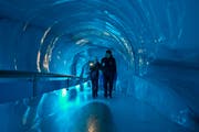 Touristen in der Titlis-Eisgrotte. (Bild Philipp Schmidli)