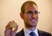 Alessio Figalli und die Fields-Medaille. (Bild: Silvia Izquierdo/AP)