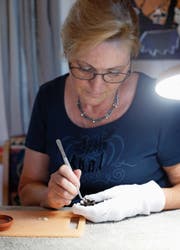 Auch das Füttern mit Mehlwürmern gehört zu den Aufgaben von Karin Schneebeli. (Bild: Stefan Kaiser (Walchwil, 30. Juli 2018))