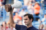 Roger Federer mit dem Pokal des Finalverlierers. (Bild: John Minchillo, AP)