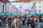 Auf einer grossen Leinwand prangt der Wiler Hofplatz über der Szenerie auf dem Gallusplatz.