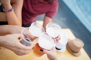 Prost: In 48 Prozent der Alkohol-Testkäufe waren die Jugendlichen am Stadtfest erfolgreich. (Bild: Getty)