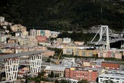 Die Pfeiler Nummer 9 und 10 der Morandi-Brücke weisten bereits länger erhebliche Mängel auf. Ersterer ist vergangenen Dienstag eingestürzt und hat dabei 43 Todesopfer gefordert. (Bild: Gregorio Borgia/AP; 17. August 2018)