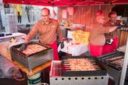 Gas- statt Holzkohlegrills: Auch die Feuerwehr ist vor dem Feuerverbot nicht gefeit.