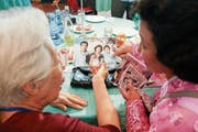 Schwelgen in Erinnerungen: Die 90-jährige Chun Hye Ock trifft ihre Nichte Kim Yun Kyung im nordkoreanischen Diamantgebirge. (Bild: AP (20. August 2018)