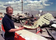 Was von der Maschine noch übrig blieb, wurde in einem Hangar in der Nähe von Halifax gesammelt. (KEYSTONE/AP Photo/CP Photo/Andrew Vaughan)
