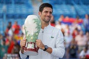 Novak Djokovic hält nach dem Finalsieg gegen Roger Federer zum ersten Mal den "Rookwood Cup" des Cincinnati-Turniers in den Händen. (Bild: John Minchillo/AP)