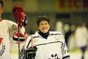 Die 55-jährige Fran Hancock ist eine der wenigen Frauen, die einen Schweizer Eishockeyclub führen. (Bild: PD)