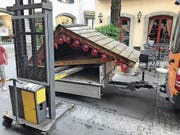 Das «disneyfizierte» Vordach wird abtransportiert. (Bild: PD)