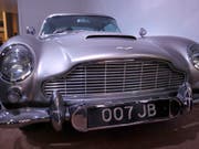 Der Aston Martin DB5 aus dem James-Bond-Film «Goldfinger» (1964) - ausgestellt im National Motor Museum in der Nähe von Southampton im Jahr 2012. (Bild: KEYSTONE/AP/ALASTAIR GRANT)